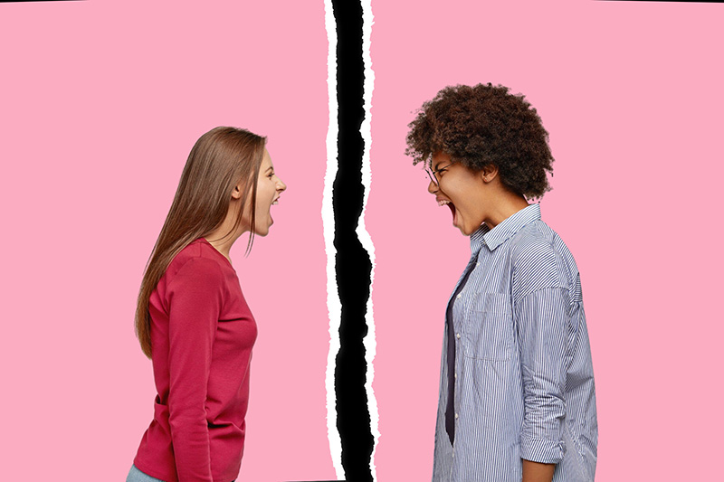 Clics Evitar Conflicto Dos Mujeres discutiendo