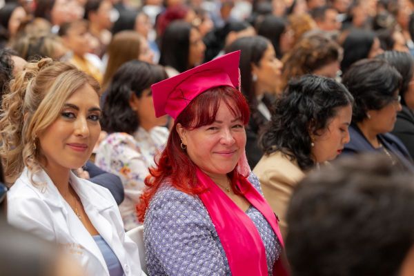 02-graduadas-0473249C18-5992-57F4-75EC-123429608BB2.jpg